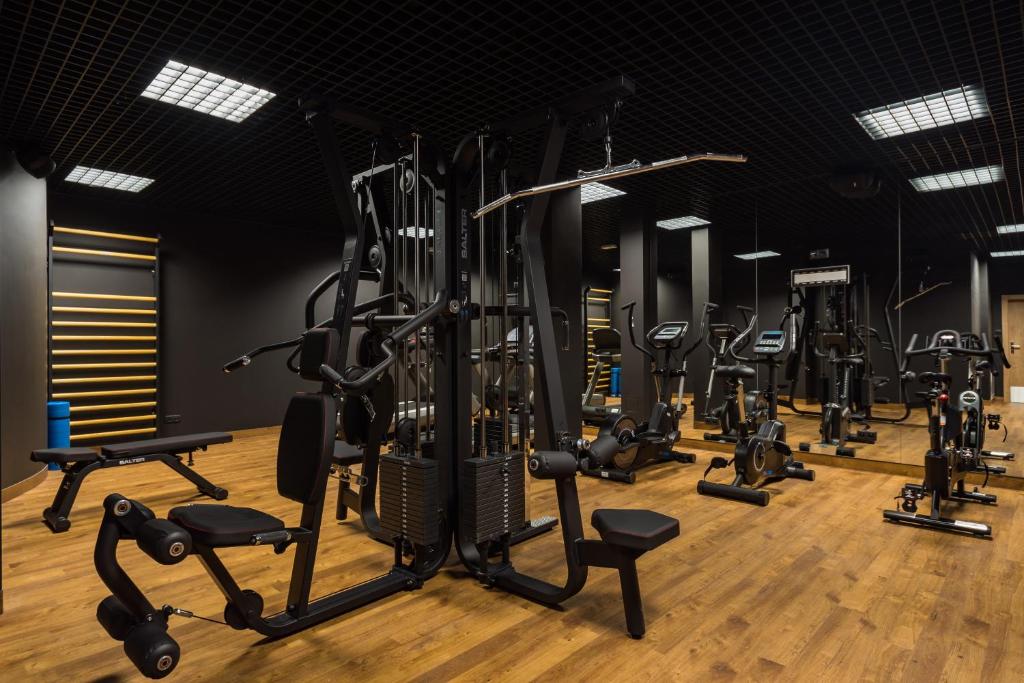 eine Reihe von Trainingsgeräten in einem Fitnessraum in der Unterkunft Szczawnica Park Resort & Spa in Szczawnica