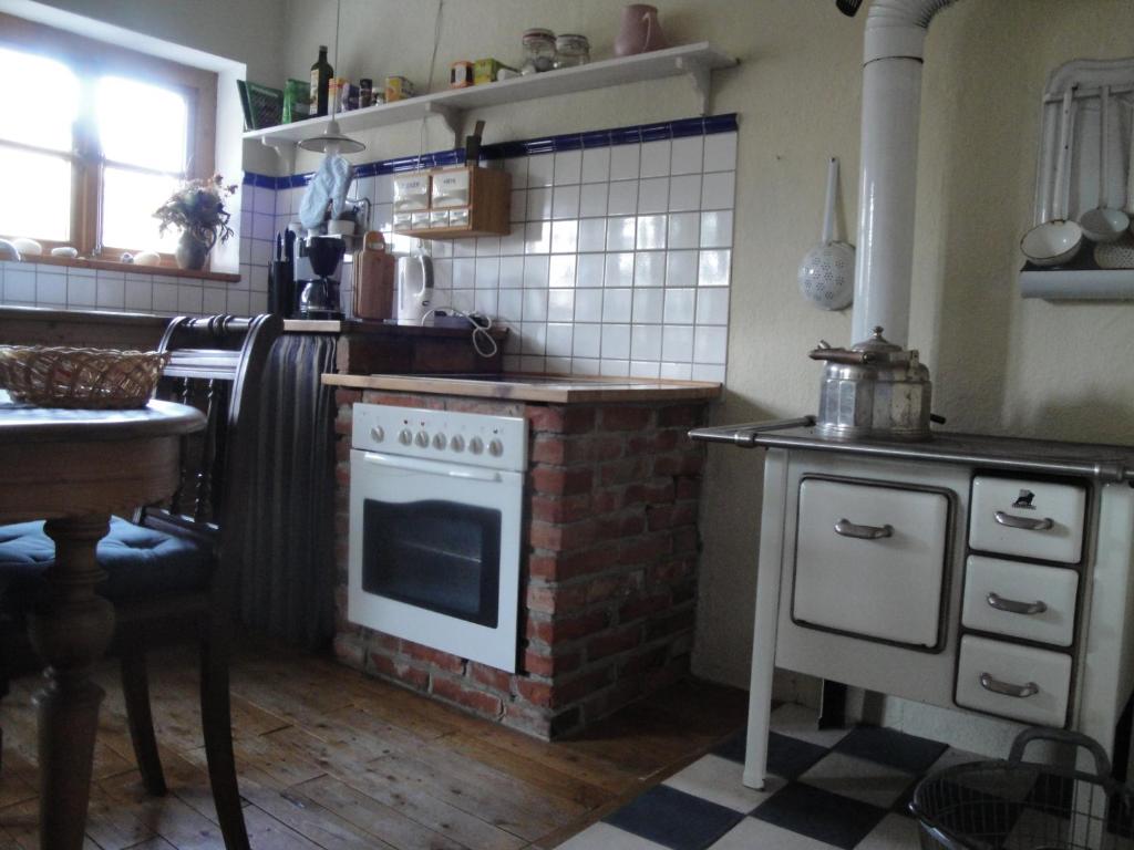 a kitchen with a brick oven and a table at Urlaub in der edition Schwarzarbeit in Bremerhaven