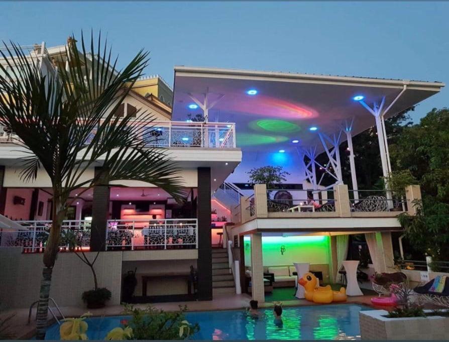 uma casa com piscina e um resort em Swiss Villas Panoramic - SHA Certified em Praia de Patong