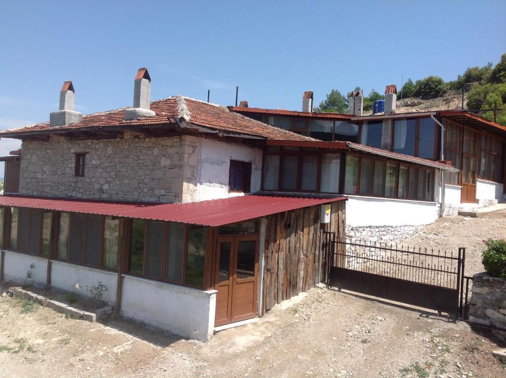 een oud huis met een rood dak bij ŞATO Köyevi-Selendi in Selendi