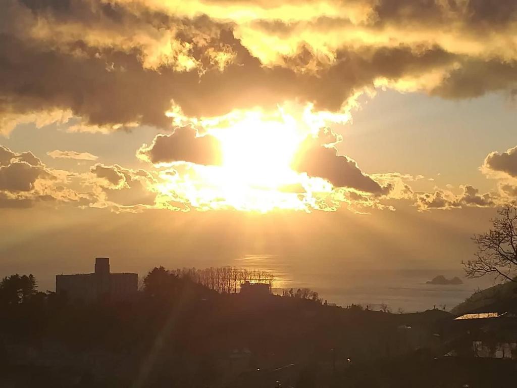 um pôr-do-sol com o sol brilhando através das nuvens em BB Santalucia em Agerola