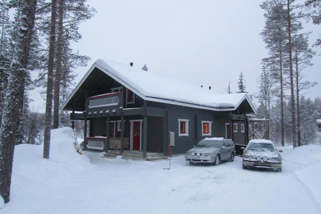 una casa con dos coches aparcados en la nieve en Villa Ainotar, en Äkäslompolo