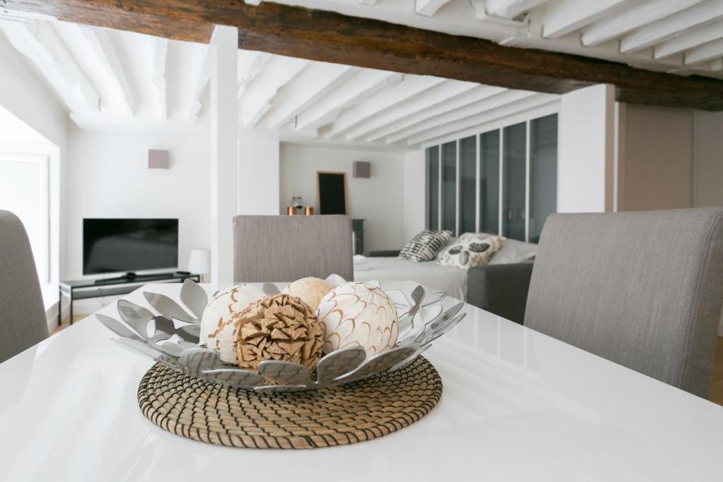 - un bol de balles sur une table dans la salle à manger dans l'établissement Lafayette Private Apartment, à Paris