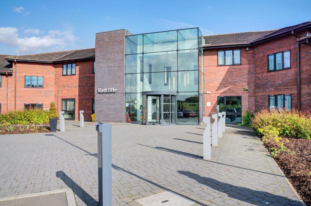 un gran edificio de ladrillo con fachada de cristal en Warwick Conferences - Radcliffe, en Coventry