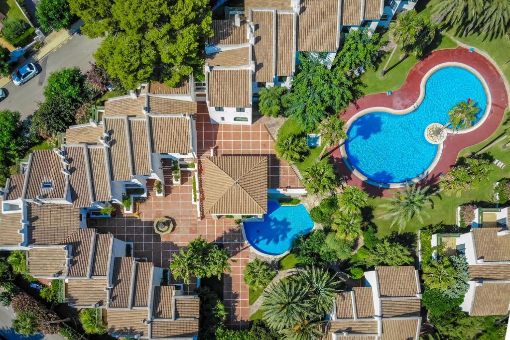 una vista aérea de un complejo con piscina en ARENDA Martin Pescador 28, en Miami Platja