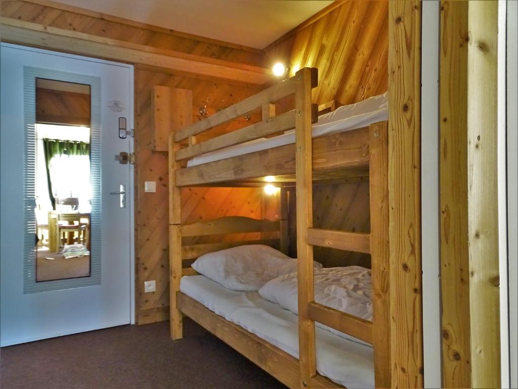 Uma ou mais camas em beliche em um quarto em Residence le Cime de Caron by PiaundDirk