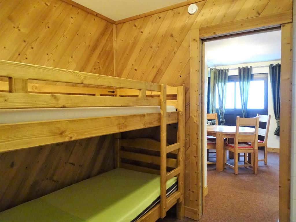 Palanda nebo palandy na pokoji v ubytování Residence le Cime de Caron by PiaundDirk