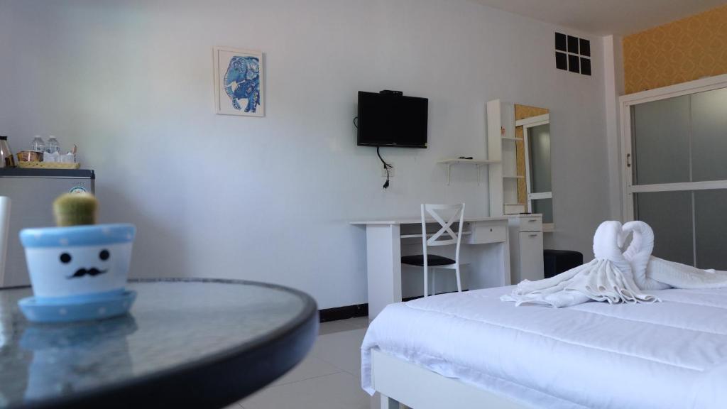 Voodi või voodid majutusasutuse Ruen Aiyara Apartment toas