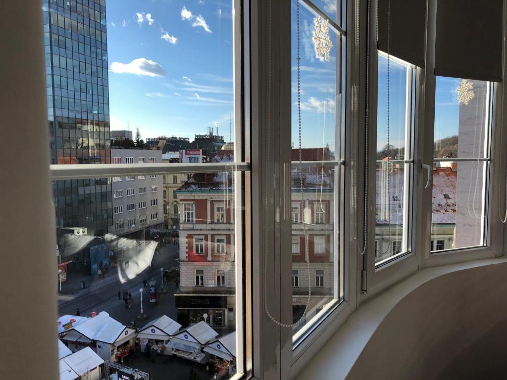 Main Square Oval Apartment - 3