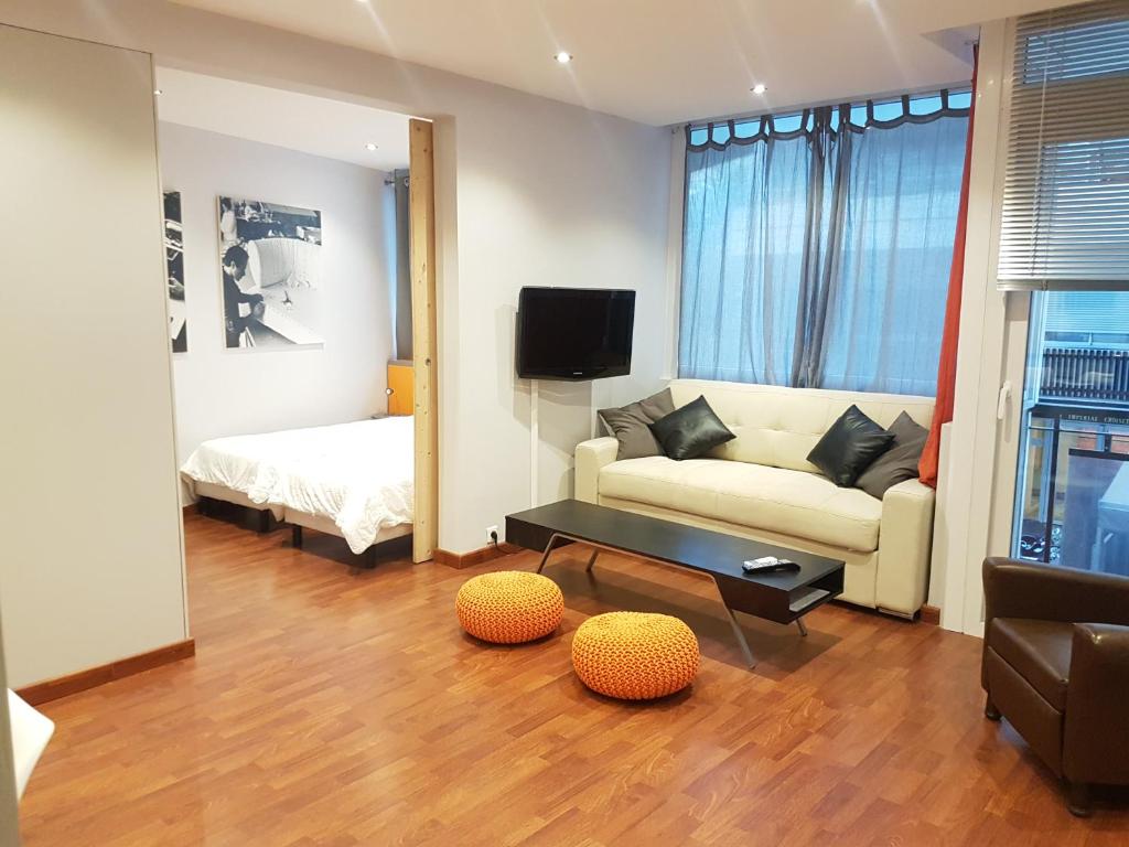 un salon avec un canapé et un lit dans l'établissement Latour Sea Cannes, à Cannes