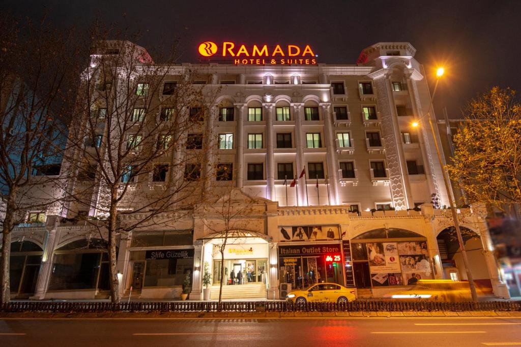 イスタンブールにあるRamada by Wyndham Istanbul Merterの看板の建物