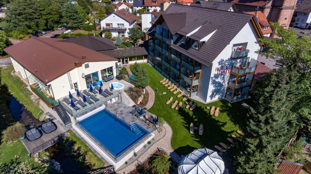 eine Luftansicht eines Hauses mit Pool in der Unterkunft Hotel Lamm in Heimbuchenthal