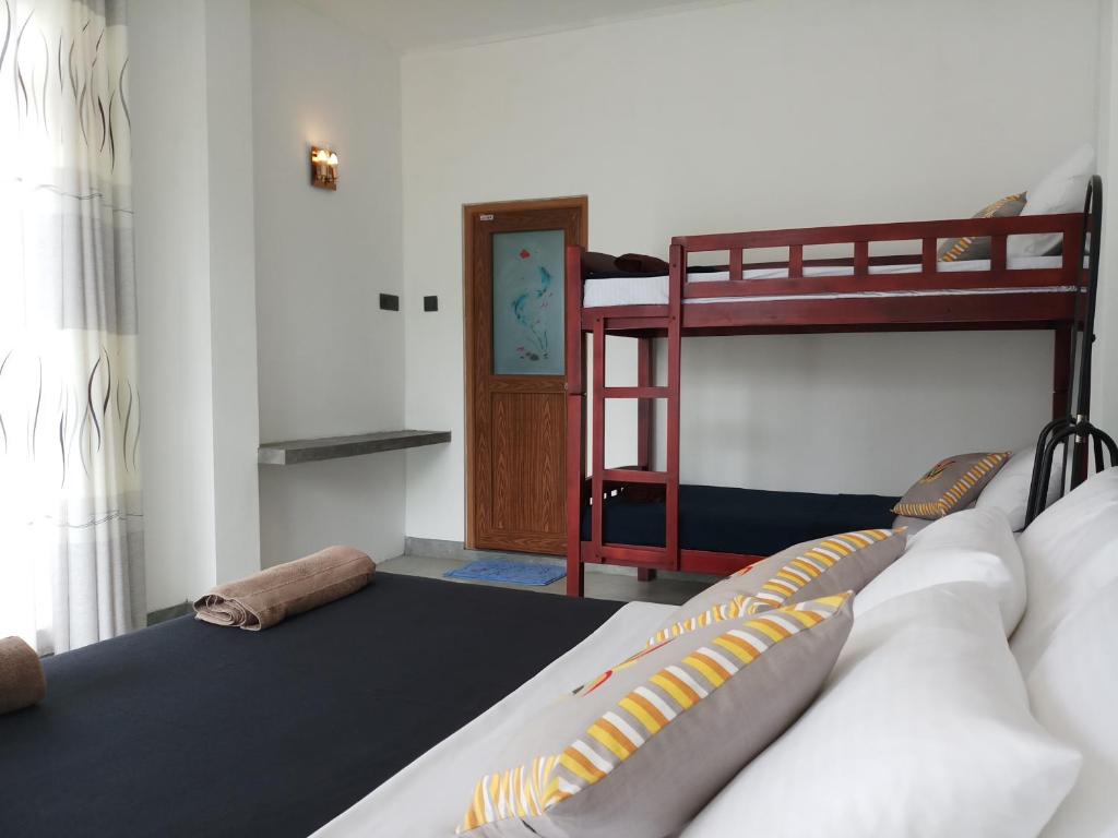 Postel nebo postele na pokoji v ubytování Blossom Inn