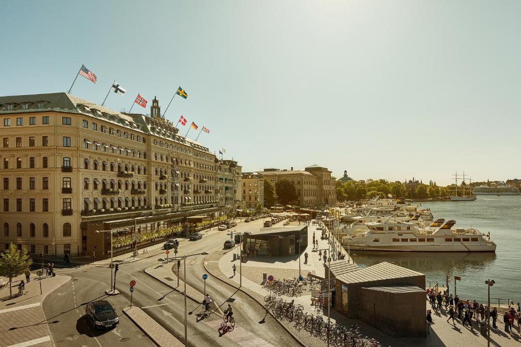 uma cidade com uma marina com barcos na água em Grand Hôtel Stockholm em Estocolmo