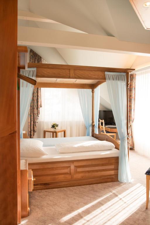 Postel nebo postele na pokoji v ubytování Hotel Toggenburgerhof