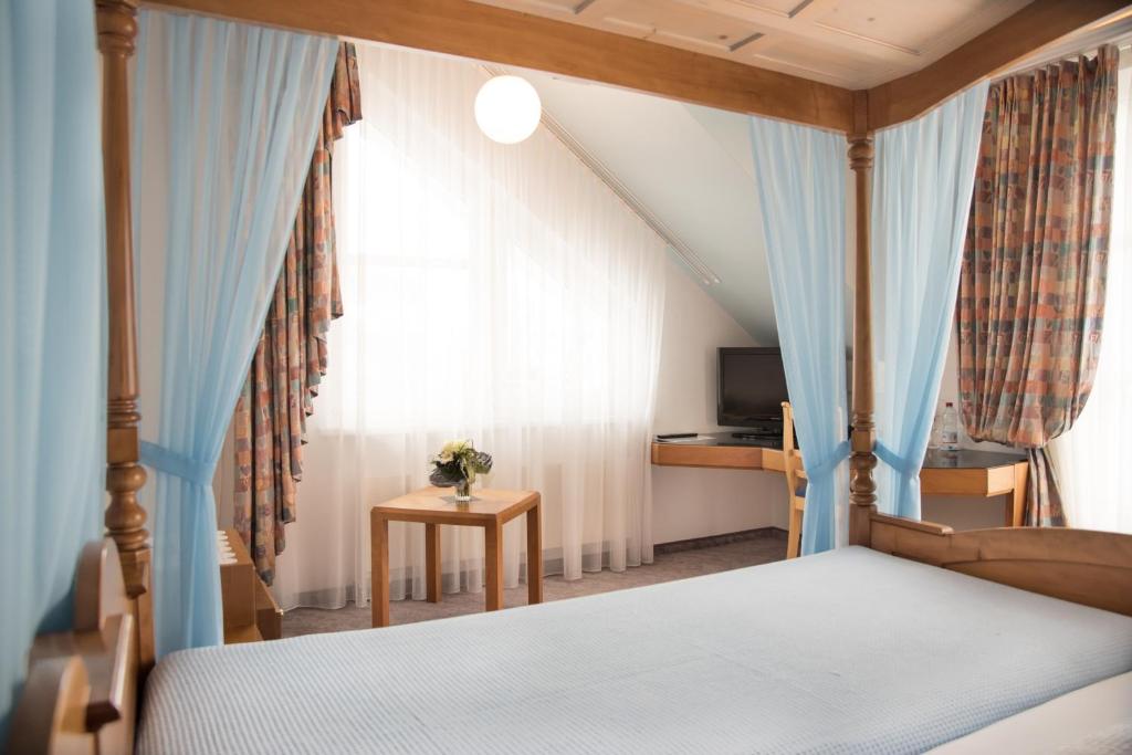 Postel nebo postele na pokoji v ubytování Hotel Toggenburgerhof
