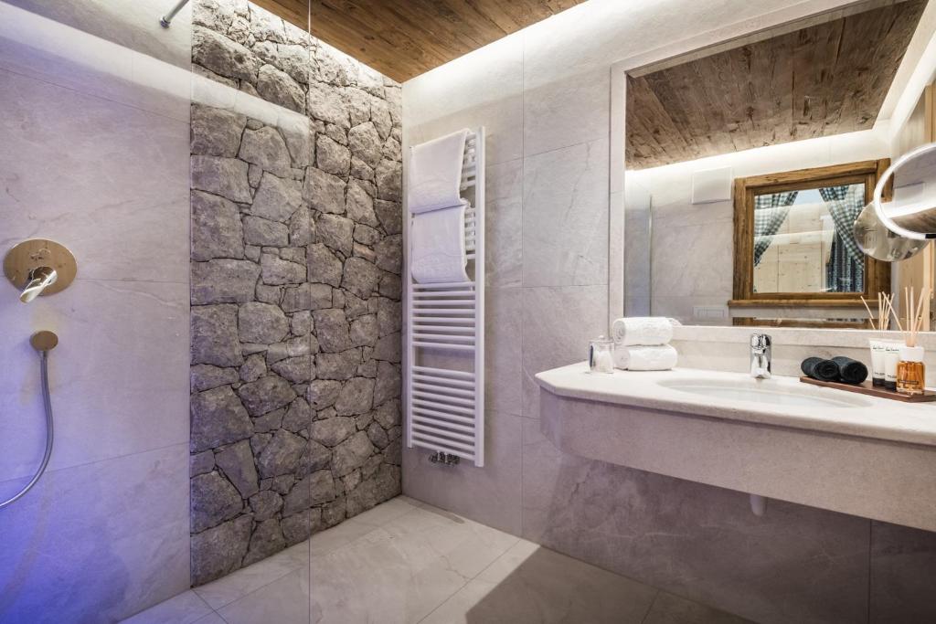 A bathroom at Alpenhotel Plaza