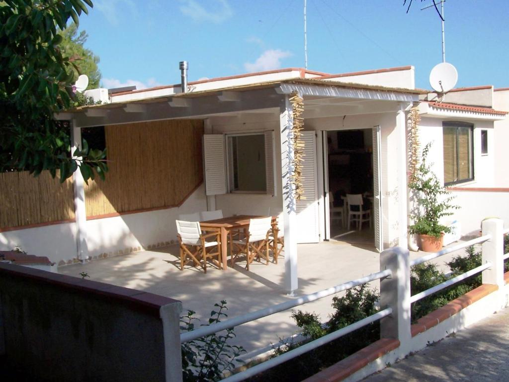 a house with a table and chairs on a patio at Delizioso appartamento isole Tremiti in San Domino