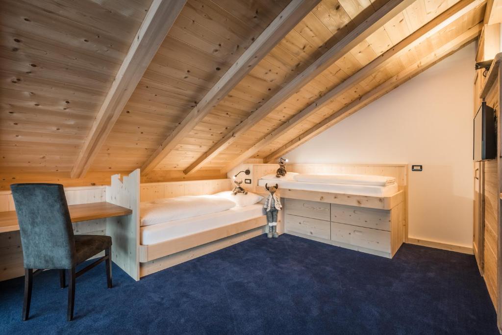 A bed or beds in a room at Alpenhotel Plaza