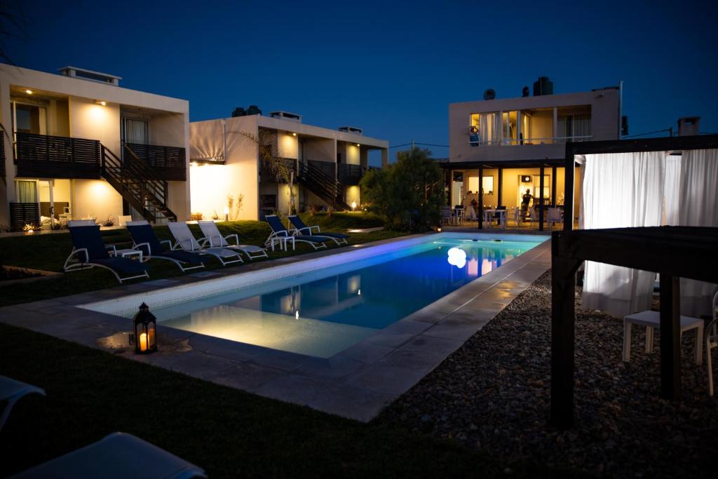 une villa avec une piscine la nuit dans l'établissement Cara Colomba, à La Paloma