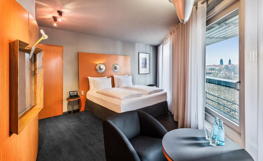 Postel nebo postele na pokoji v ubytování Penck Hotel Dresden