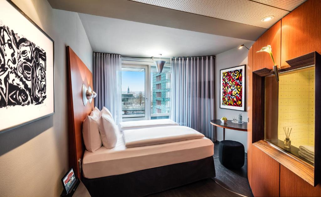 Postel nebo postele na pokoji v ubytování Penck Hotel Dresden