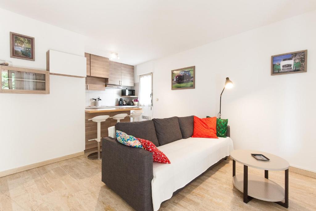 un salon avec un canapé et une cuisine dans l'établissement Fauvettes Sea Cannes, à Cannes
