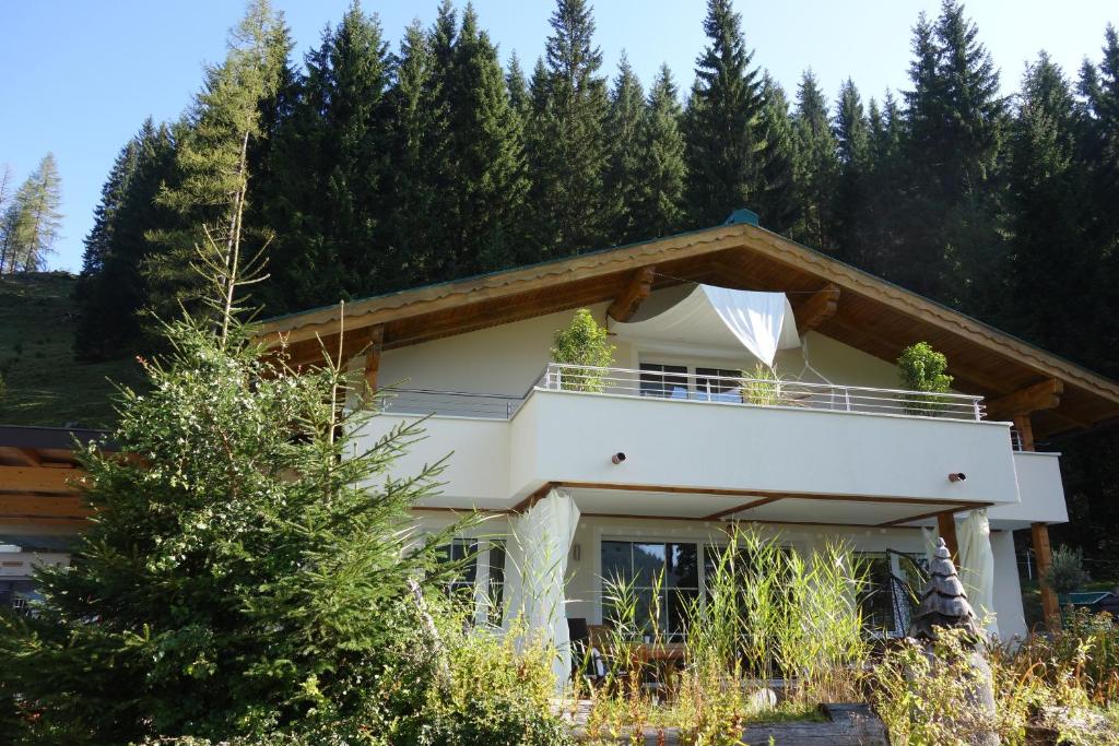 a house with a balcony on the side of it at Haus Fuchs in Sankt Martin am Tennengebirge