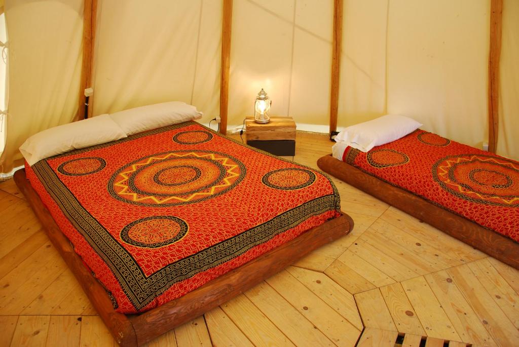 Postel nebo postele na pokoji v ubytování Camping El Roble