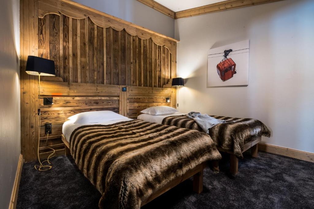 Кровать или кровати в номере Hôtel Les Suites du Montana by Les Etincelles