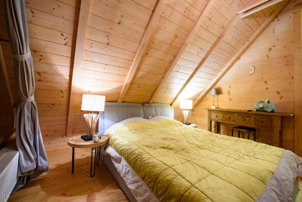 Posteľ alebo postele v izbe v ubytovaní Łabowska Chata - Basen, Sauna, Grota solna