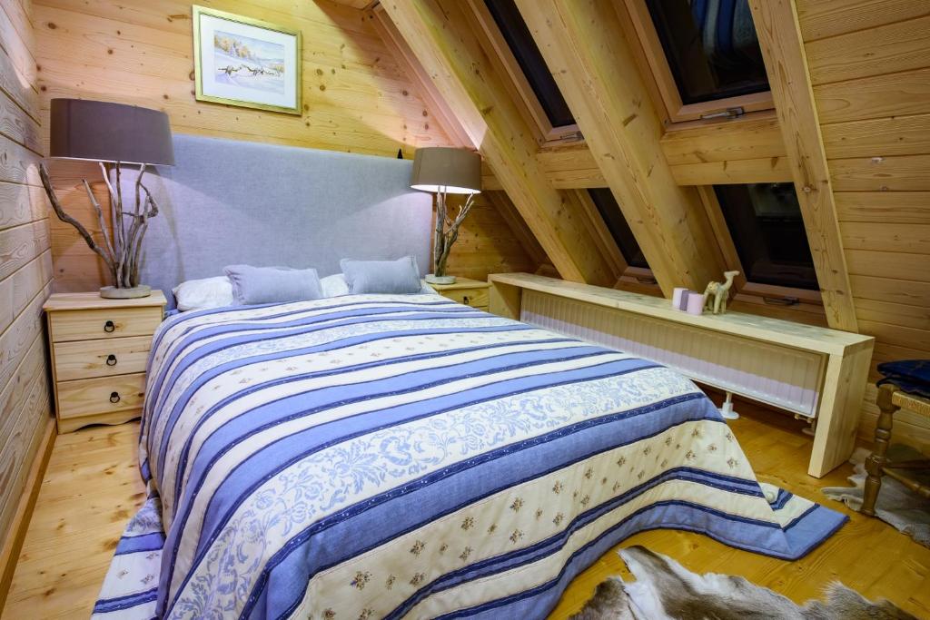 Posteľ alebo postele v izbe v ubytovaní Łabowska Chata - Basen, Sauna, Grota solna