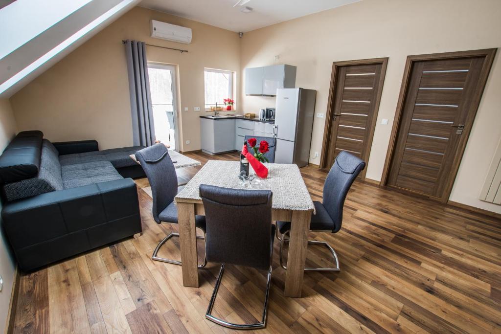 Kuchyňa alebo kuchynka v ubytovaní Dwór Skalny Apartamenty, Pokoje i Restauracja Karczma Skalna