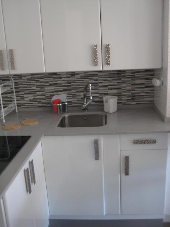 Kuchnia lub aneks kuchenny w obiekcie Malibu apartamento con campo de tennis y piscina con solarium