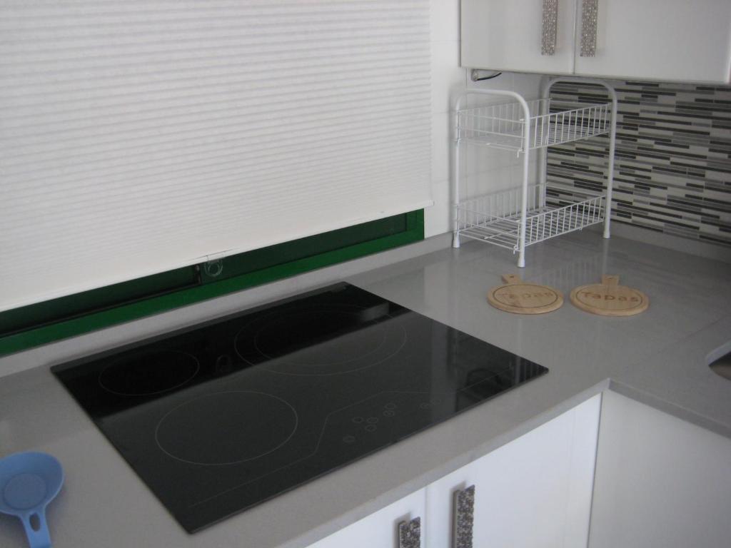 Kuchnia lub aneks kuchenny w obiekcie Malibu apartamento con campo de tennis y piscina con solarium