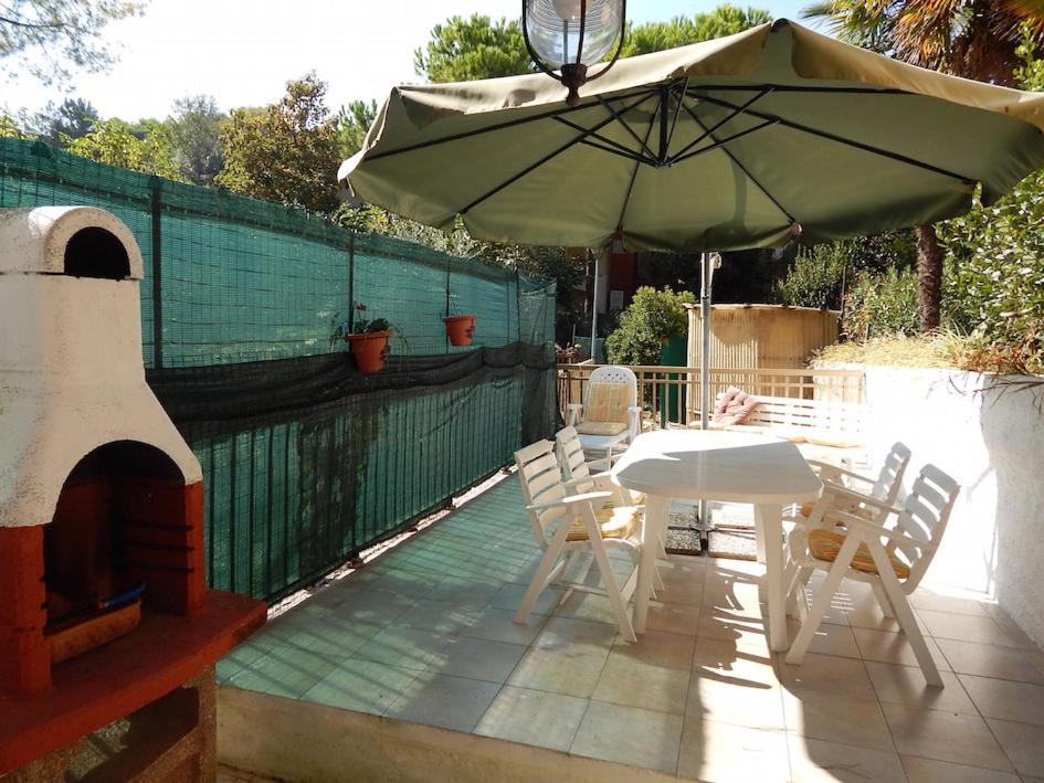 patio con ombrellone, tavolo e sedie di N53 - Numana, bilocale con giardino a Numana