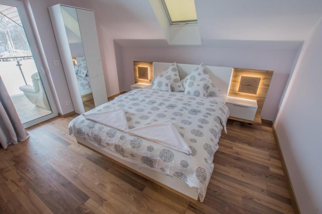Posteľ alebo postele v izbe v ubytovaní Dwór Skalny Apartamenty, Pokoje i Restauracja Karczma Skalna