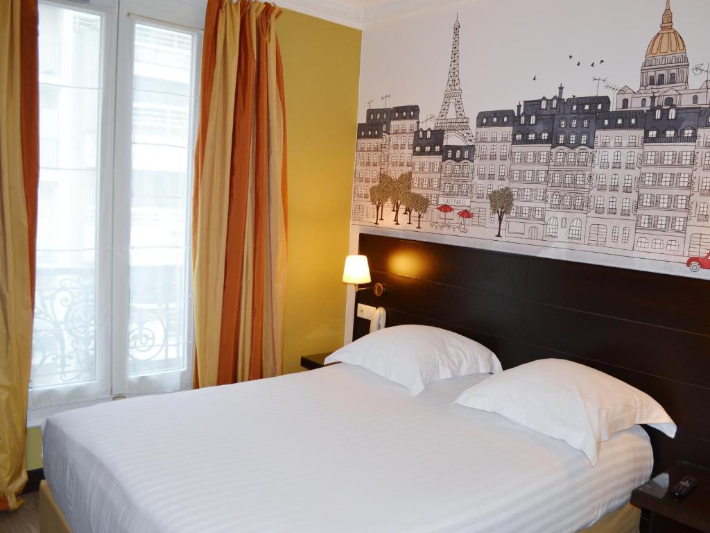 una camera con un letto bianco e una grande finestra di Hôtel de l'Exposition - Tour Eiffel a Parigi