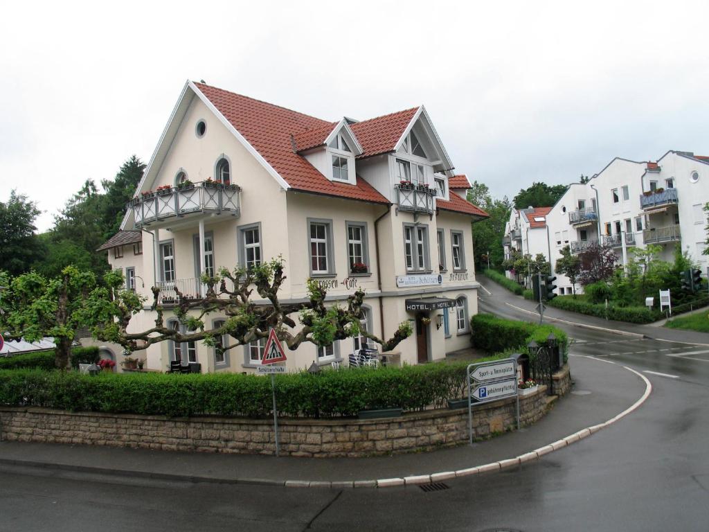 una grande casa bianca sul lato di una strada di Schützen Hotel & ConceptStore a Meersburg