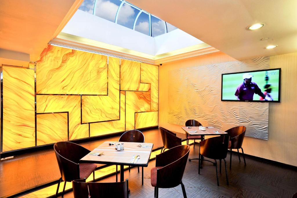TV a/nebo společenská místnost v ubytování Oxford Hotel
