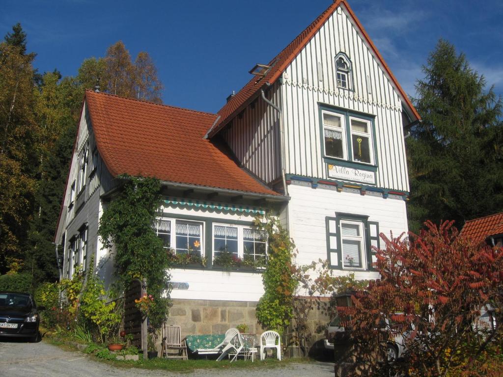 a white house with a red roof at Villa Regina in Schierke