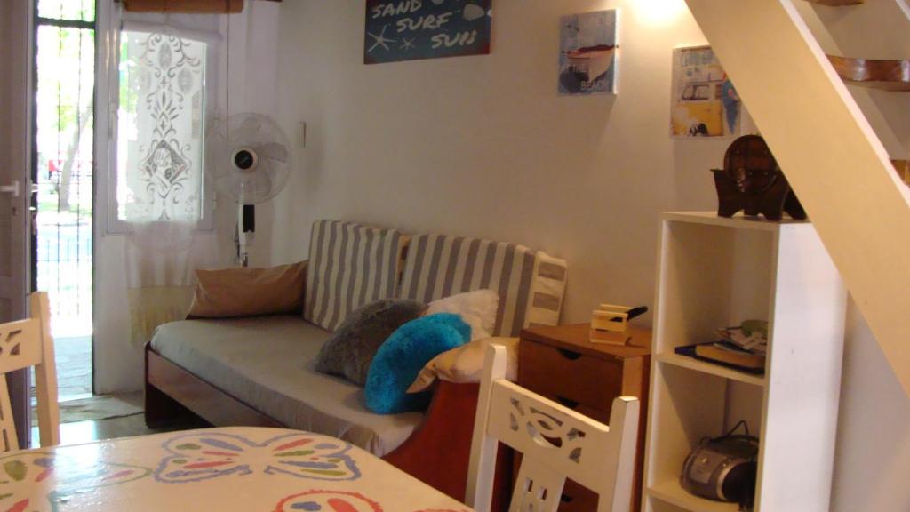 uma sala de estar com um sofá e uma escada em PH Parque Luro em Mar del Plata