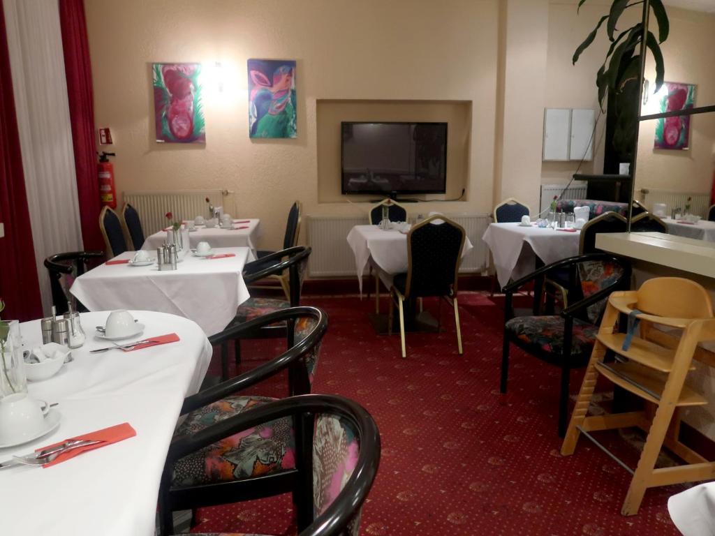 TV a/nebo společenská místnost v ubytování Hotel Adler Leipzig