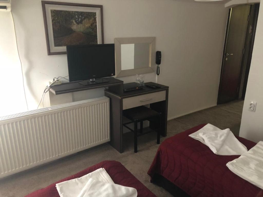 A bed or beds in a room at Gros Hotel - Leskovac