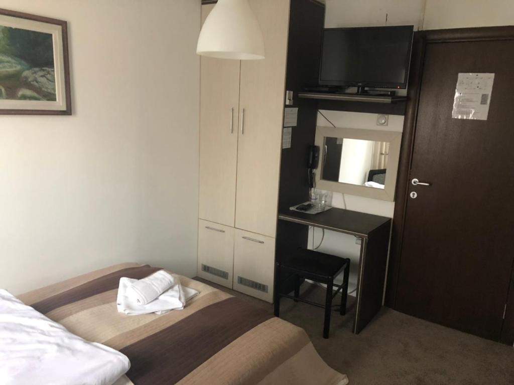 A bed or beds in a room at Gros Hotel - Leskovac