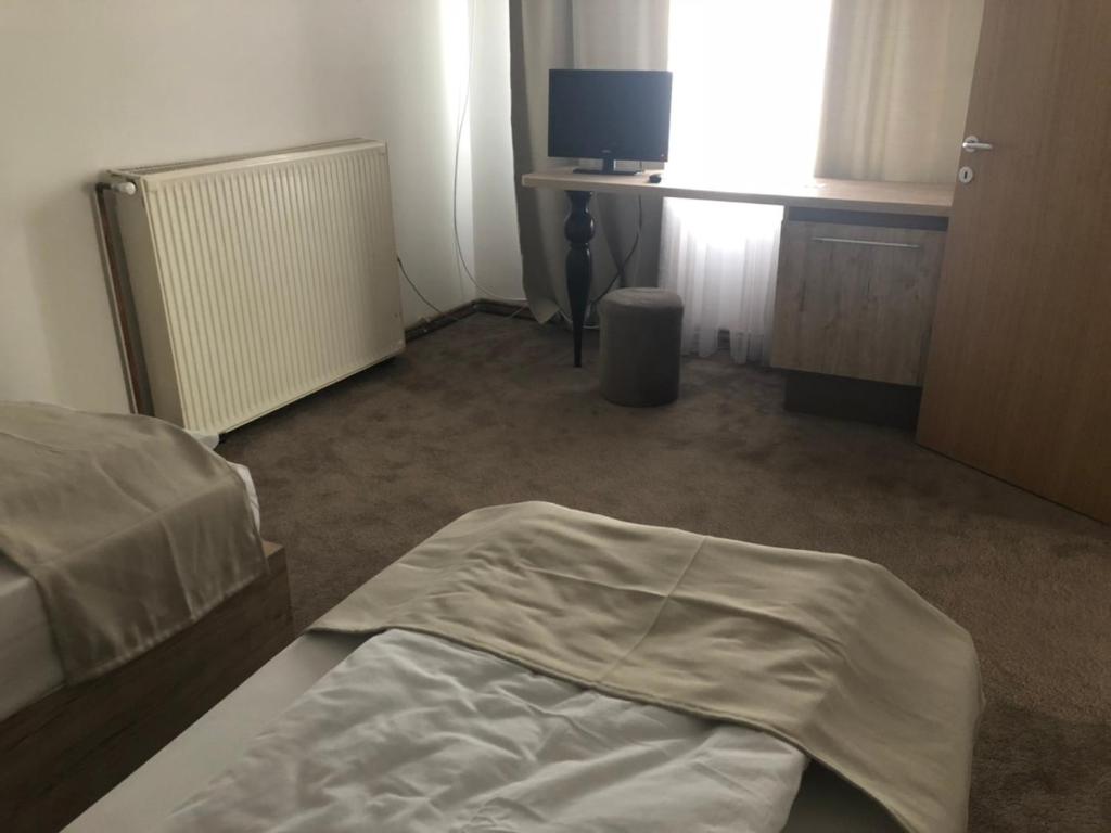 A bed or beds in a room at Gros Hotel - Leskovac