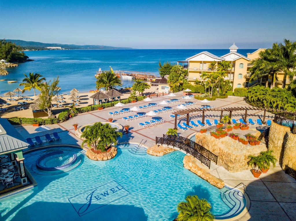 einen Luftblick auf einen Pool in einem Resort in der Unterkunft Jewel Paradise Cove Adult Beach Resort & Spa in Runaway Bay