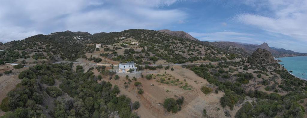an island with a house on top of a mountain at Skouros Villa in Kastrí