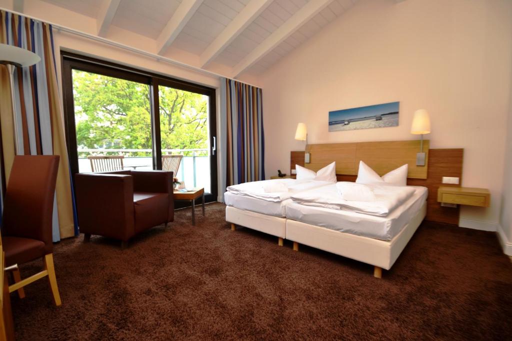 Strandhotel Binz - Double Room With Partial Sea View