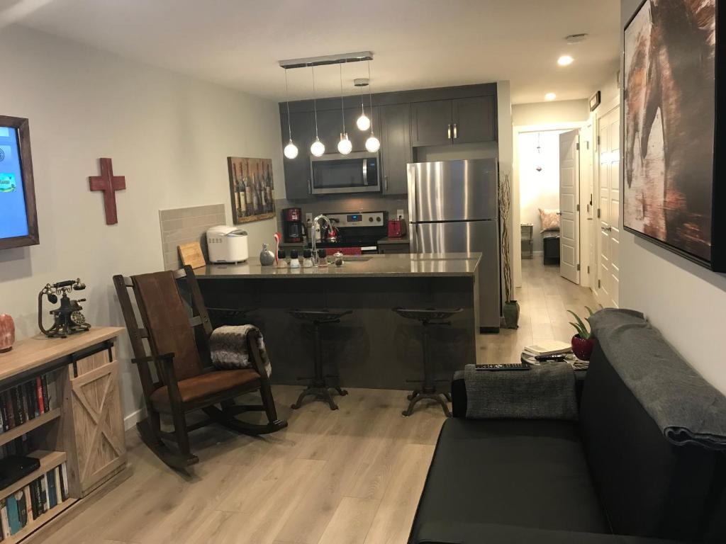 eine Küche und ein Wohnzimmer mit einer Bar in der Unterkunft Home Sweet Condo in Calgary